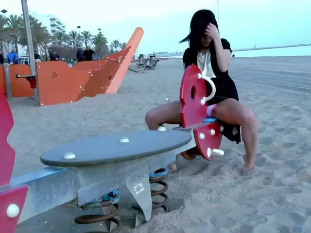 Petit pipi sur la plage avec la belle jeune espagnole Aris Dark photo 1