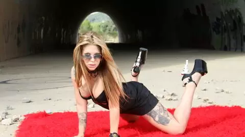 La star du porno teen Aris Dark pose  photo 4