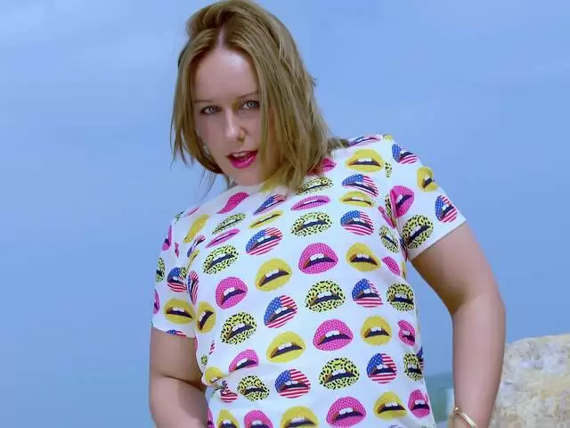 Blonde s'exhibe intégralement sur la plage photo 1