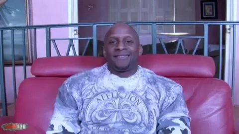 Petite asiatique Asia Zo se bat avec la énorme bite noire de Prince Yahshua avant de se la prendre en pleine chatte photo 01