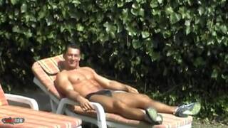 Atila expose ses muscles au bo