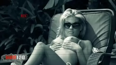 Espionner la fille d'&agrave; c&ocirc;t&eacute; se faire d&eacute;foncer dans son jardin photo 01