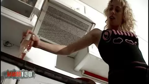 Aude et Angelina en délire total dans la cuisine  photo 07