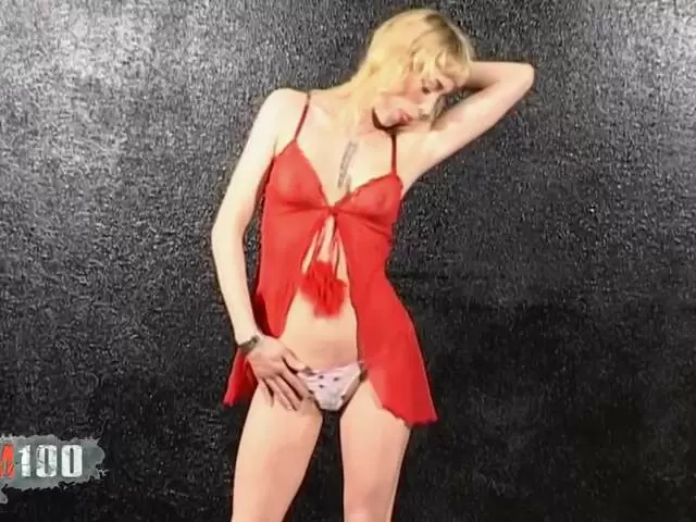 La superbe blonde Aude se dénude dans le garage  photo 1