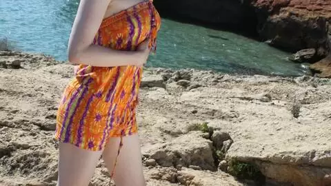 La ravissante rousse Aurora Viper pose sur les rochers  photo 1