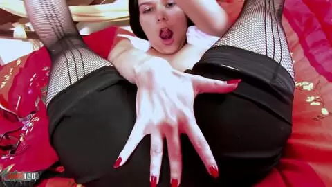 La très excitante petite brune à gros nichons Ava Marteens se déshabillant sur le lit  photo 07