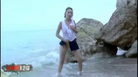 La belle française Ava Blue se dénude à la plage photo 02