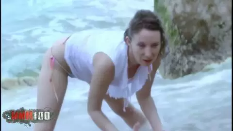 La belle française Ava Blue se dénude à la plage photo 04