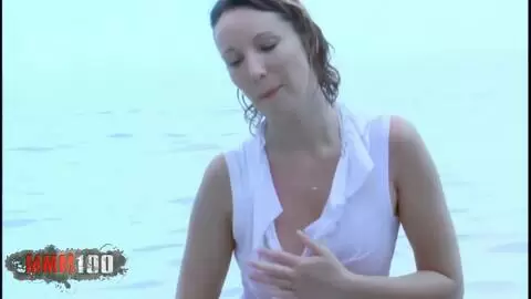 La belle française Ava Blue se dénude à la plage photo 11