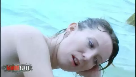 La belle française Ava Blue se dénude à la plage photo 16