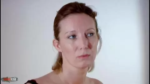 Photos sur le lit avec la belle française Ava photo 02