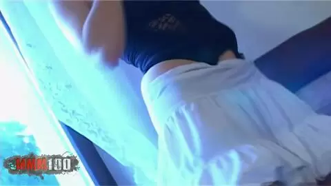 Belle française mince, Ava , fait un strip tease devant la cheminée photo 03