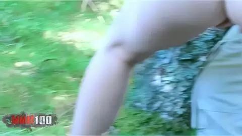 Joli teen blonde que se fait enculer au bois photo 04