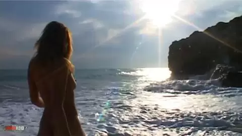 Une magnifique star du porno française nue à la plage photo 12