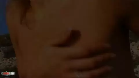 Une magnifique star du porno française nue à la plage photo 16