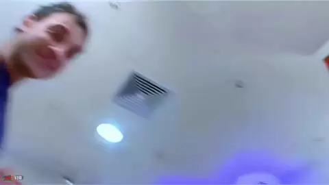 Il s'excite sur les fesses de la belle Axelle photo 02