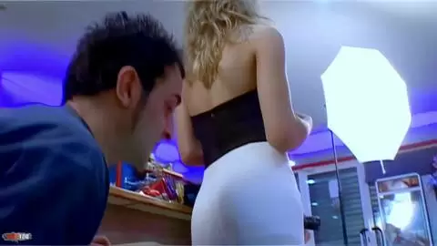 Il s'excite sur les fesses de la belle Axelle photo 04