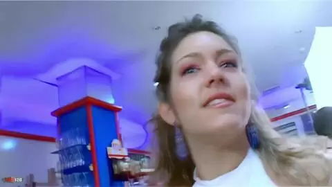 Il s'excite sur les fesses de la belle Axelle photo 15