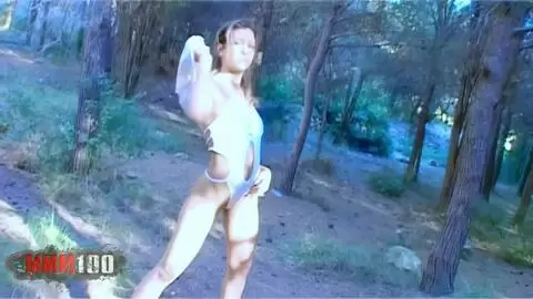 La jolie petite blonde Axelle Mugler se dévoile dans les bois  photo 04