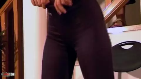 La mature blonde Azucena faisant un striptease  photo 02