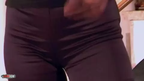 La mature blonde Azucena faisant un striptease  photo 03