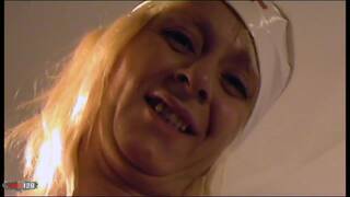 Vieille en chaleur se mets des