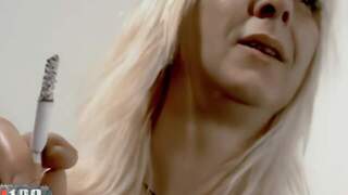 Mature blonde se dÃ©voile ...