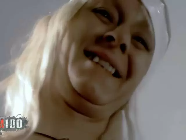 La MILF blonde Azucena se dénude  photo 1