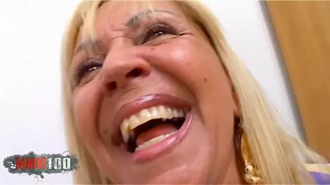 Mamie brésilienne blonde enculée bien profondément sur le canapé photo 01