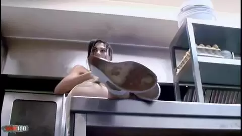 La belle brune Barbara Nux se déshabillant dans la cuisine  photo 07