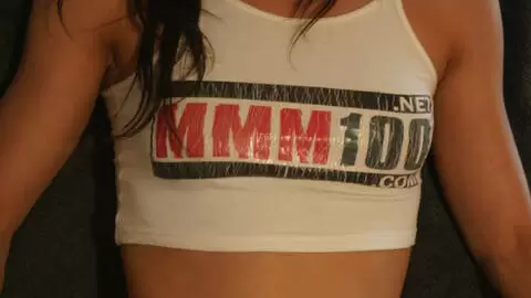 La belle brune Barbara Nux pose 