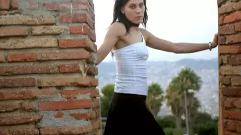 La très excitante teen brune Barbara Nux fait un strip  photo 1