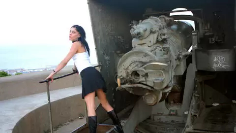 La très excitante teen brune Barbara Nux fait un strip  photo 9