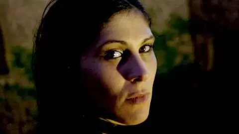 La superbe petite brune Barbara Nux fait un strip  photo 2