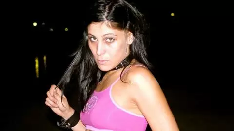 La superbe petite brune Barbara Nux fait un strip  photo 7