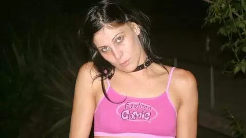 La superbe petite brune Barbara Nux fait un strip  photo 8