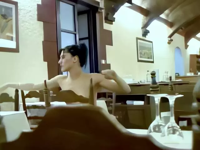 La ravissante teen brune Barbara Nux faisant un striptease  photo 1