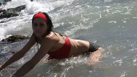 La très excitante teen brune Barbara Nux se déshabillant sur les rochers  photo 5