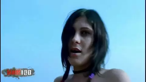 La magnifique brune Barbara Nux fait un strip sur la plage  photo 16