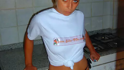 La très excitante blonde Barbara faisant un striptease  photo 2