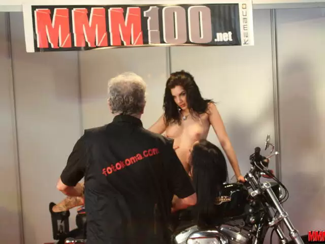 Show de Jessica Blue et Shoot au salon de FICEB 2010  photo 11