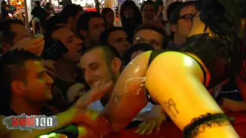 Jordanne Kali et Alicia Dark sur la scène du salon erotique de Barcelone edition 2010 photo 06