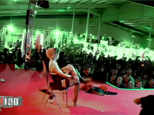 Salon erotique de Besançon 2007 show numéro 6 de  Axelle Mugler photo 1