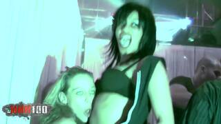 FÃªte folle dans une discoth...