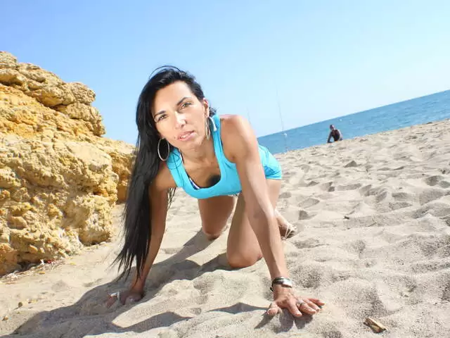 La mère de famille arabe Bettina Kox se dévoile sur les rochers  photo 1