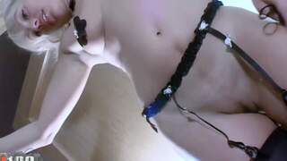 La trÃ¨s excitante blonde be...