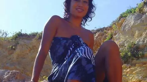 La ravissante jeune orientale Betty se déshabillant en bord de mer  photo 01