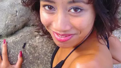 La magnifique petite orientale Betty se déshabillant sur la plage  photo 3