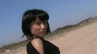 La belle asiatique betty pose 