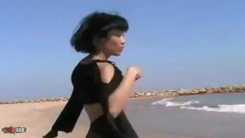 La belle asiatique Betty pose sur la plage  photo 05